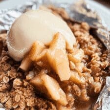 Easy Campfire Apple Crisp Recipe for Quick Outdoor Dessert-image